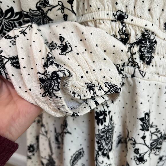 Torrid Peasant Blouse Size 2 Smocked Waist Long Sleeve Floral Black White - Picture 8 of 10